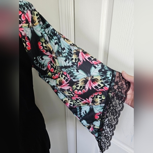 NWOT Milan Kiss Flowy Top with Butterfly Sleeves LARGE - Picture 2 of 7